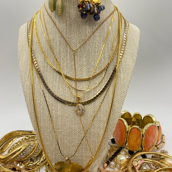 Goldtone Jewelry Bundle Lot Necklaces Earrings Bracelets Brooches - Picture 5 of 14
